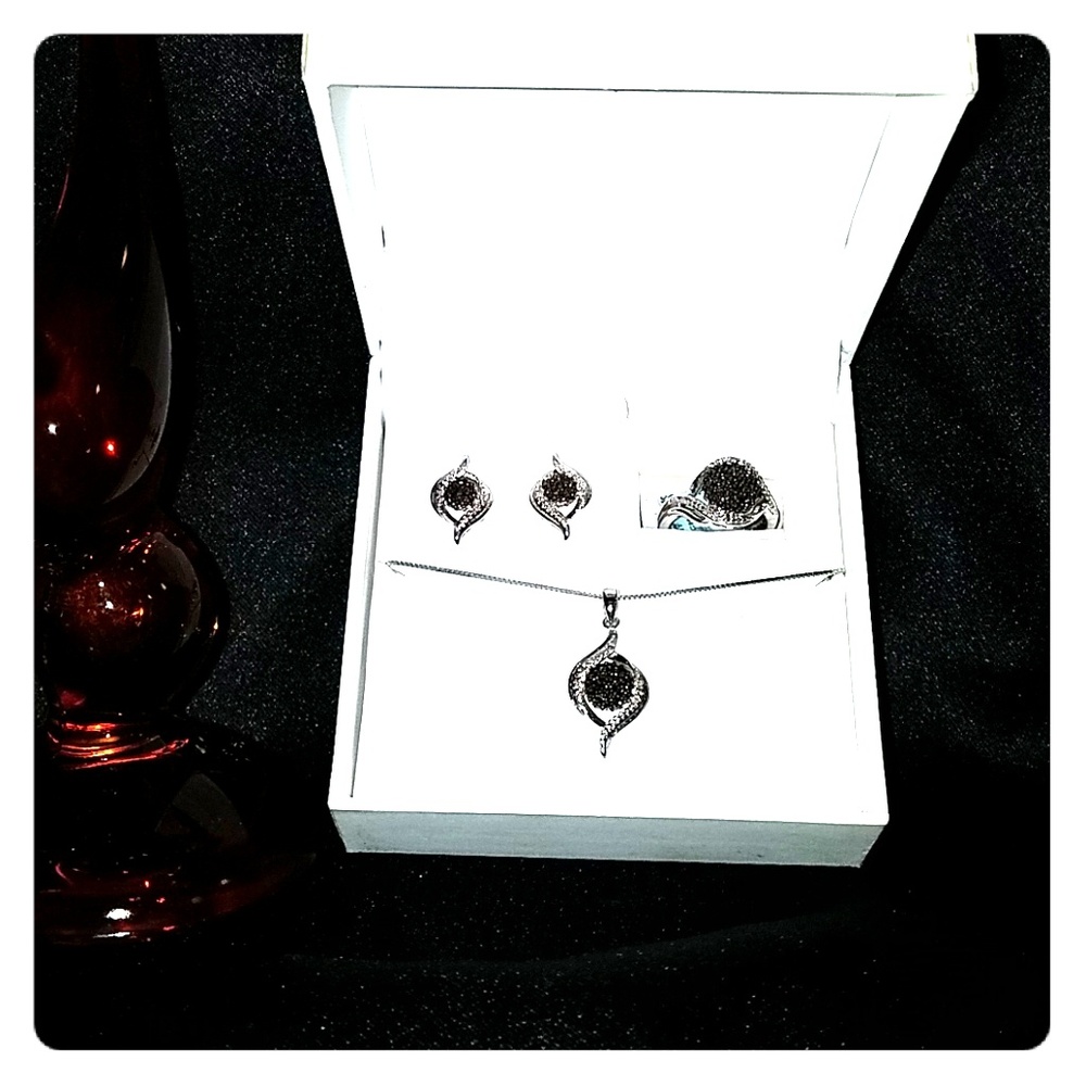 Black and white diamond set